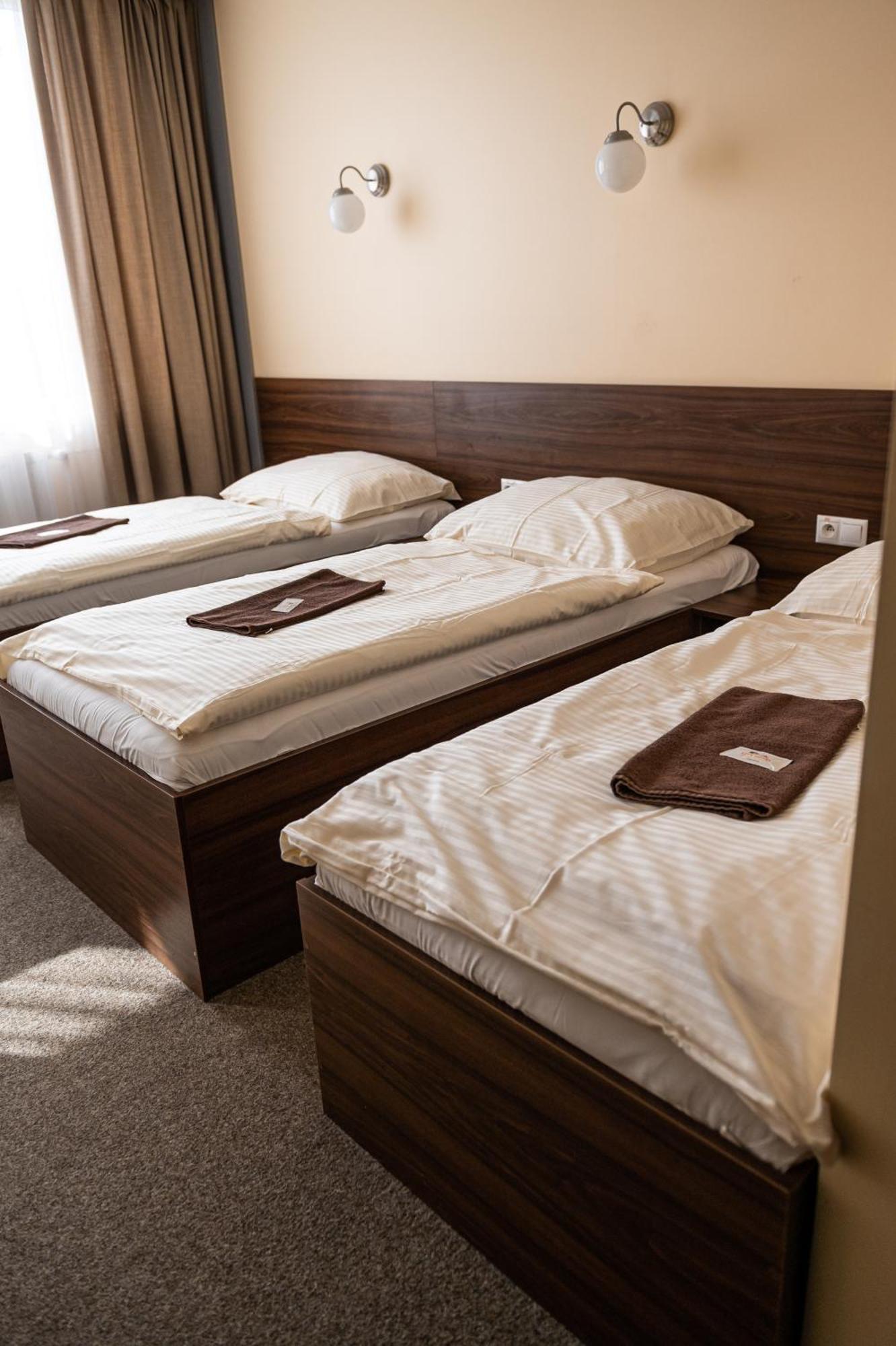 City Hotel B&B, Reception 24 7, 800M Od-From R1, Free Parking Banská Bystrica Dış mekan fotoğraf