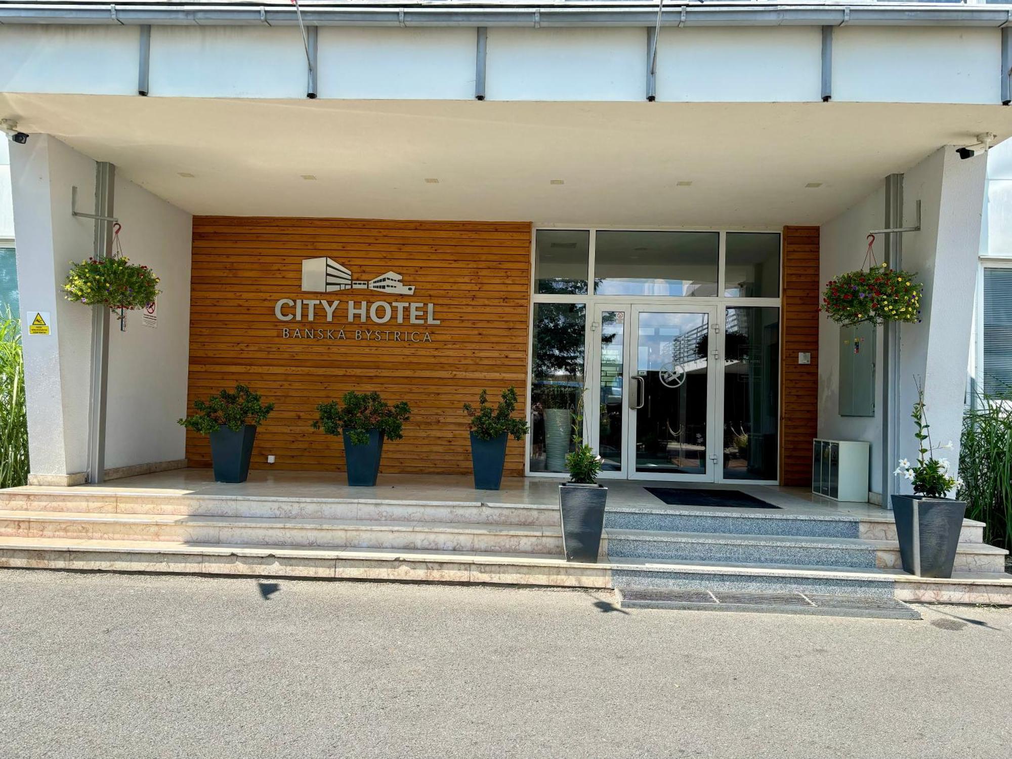 City Hotel B&B, Reception 24 7, 800M Od-From R1, Free Parking Banská Bystrica Dış mekan fotoğraf
