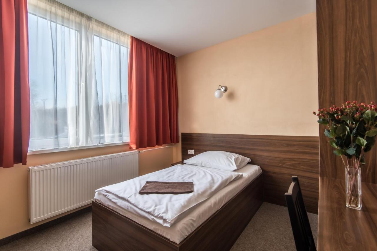 City Hotel B&B, Reception 24 7, 800M Od-From R1, Free Parking Banská Bystrica Dış mekan fotoğraf